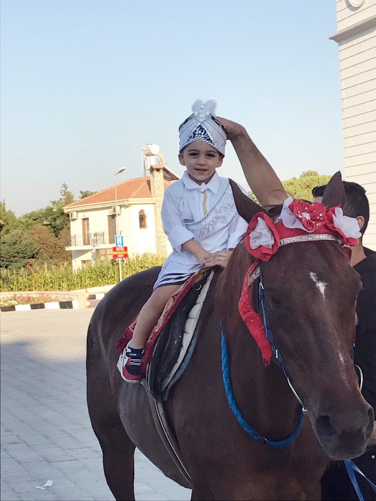 Dr. Suat Günsel Girne Üniversitesi Hastanesi’nde Toplu Sünnet Töreni