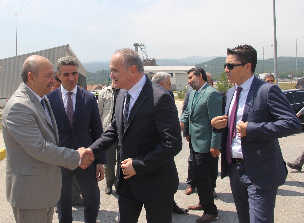 Bakanlar, Bolu Dağı’nda Karayolları Çalışanları İle Yemek Yedi