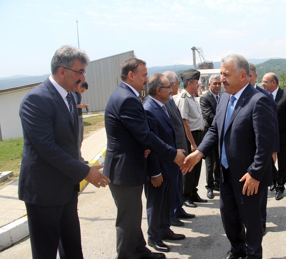 Bakanlar, Bolu Dağı’nda Karayolları Çalışanları İle Yemek Yedi