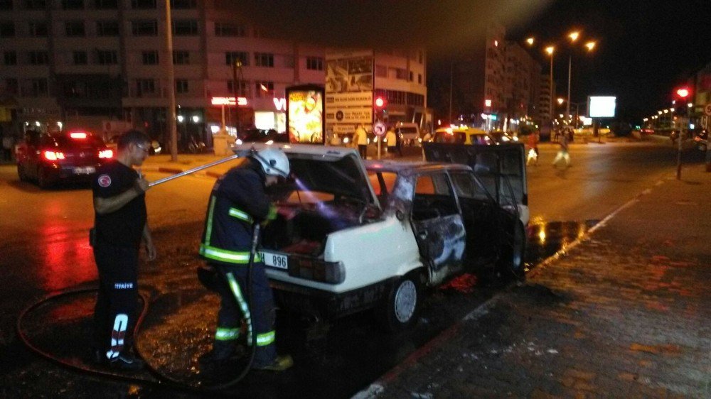 Antalya’da Otomobil Yandı, 4 Kişi Son Anda Kurtuldu