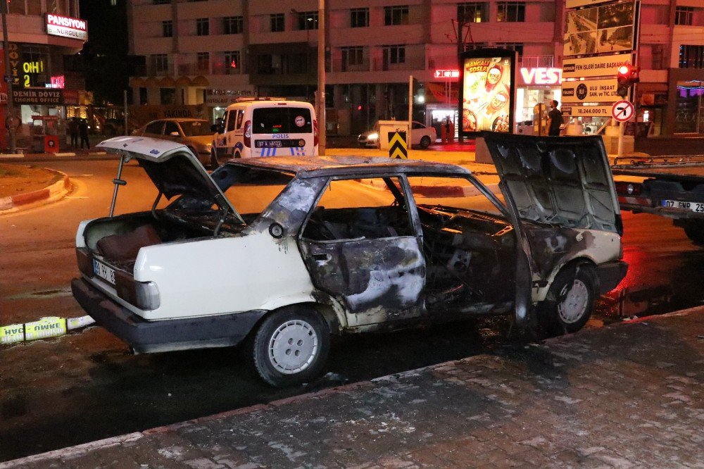 Antalya’da Otomobil Yandı, 4 Kişi Son Anda Kurtuldu