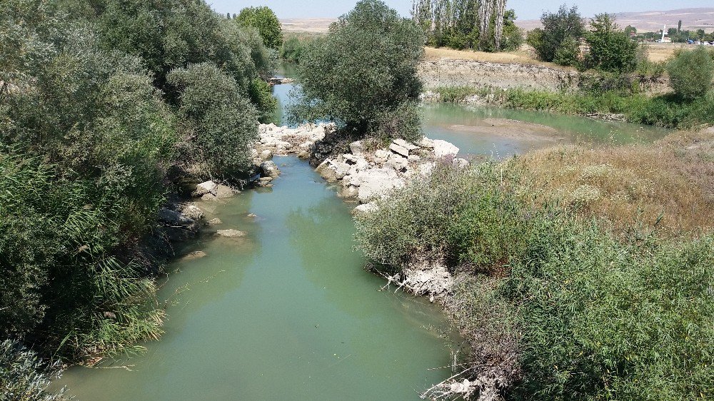 Günyüzü’de Kuraklık Nedeniyle Tarla Sulamalarına 4 Gün Ara Verildi