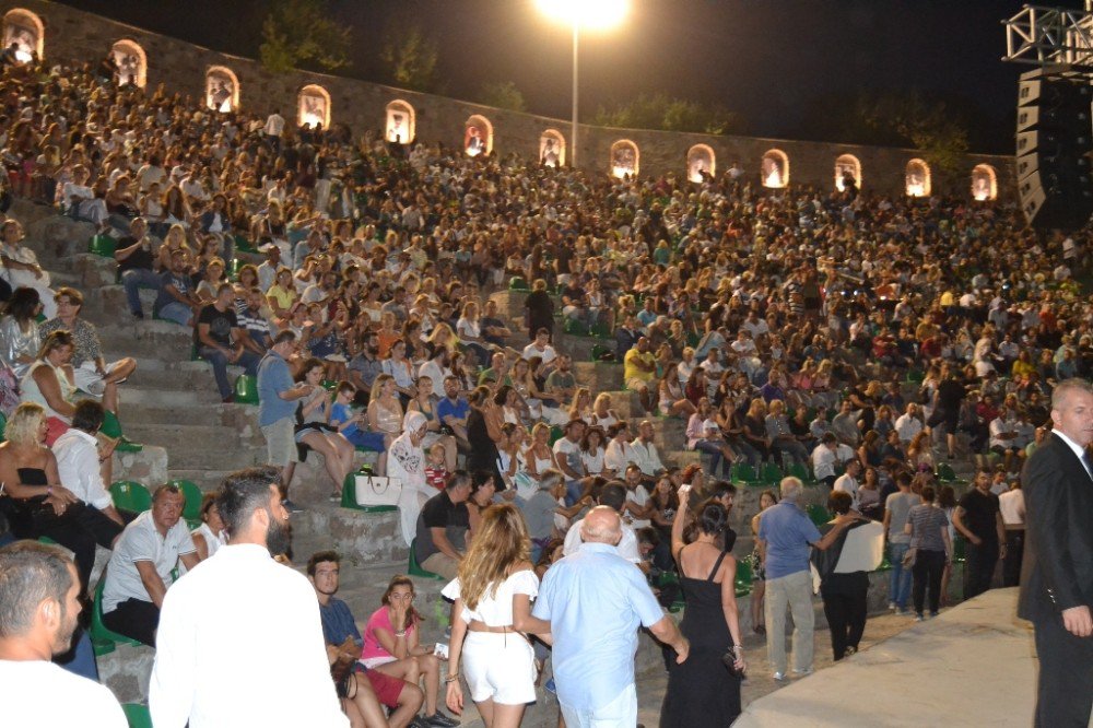 Ünlü Popçu Sıla, Ayvalık’ı Salladı