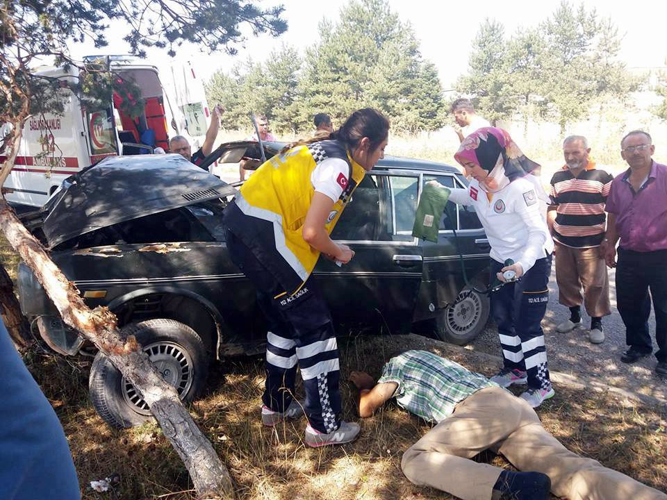 Yoldan Çıkan Otomobil Ağaca Çarptı: 3 Yaralı