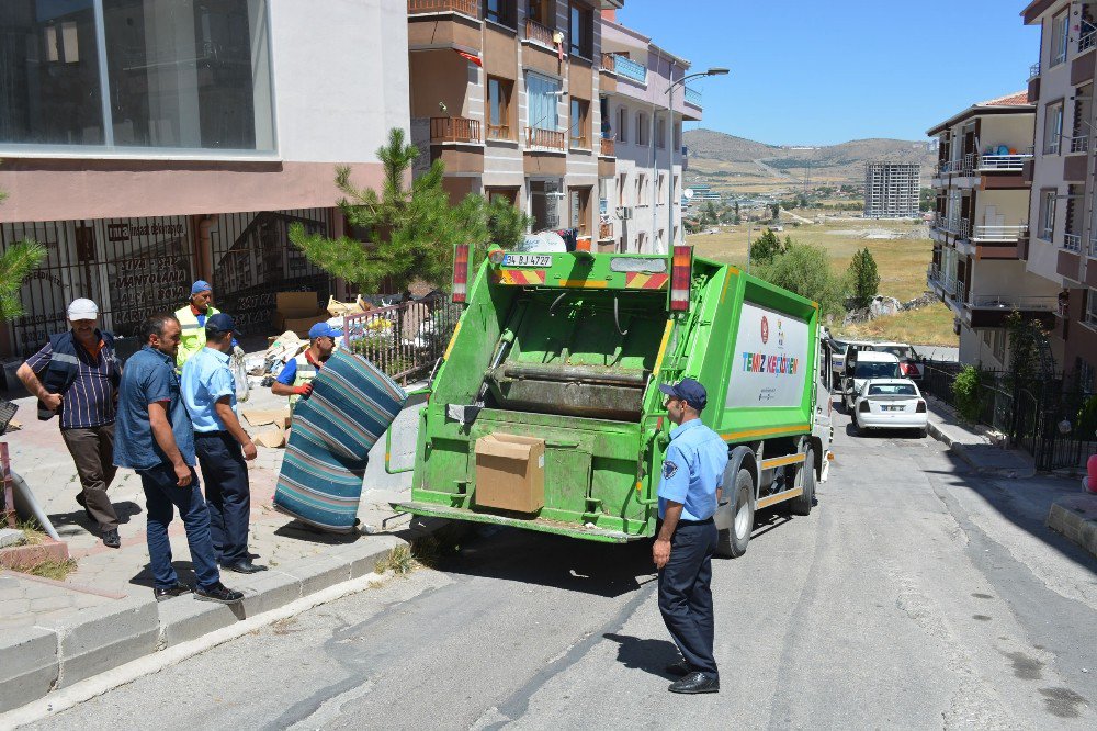 Evden İki Kamyon Çöp Çıktı