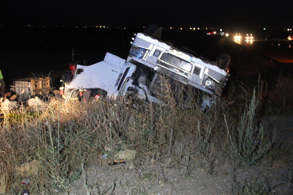 İnşaat Malzemeleri Taşıyan Tır Takla Attı: 1 Ölü, 1 Yaralı