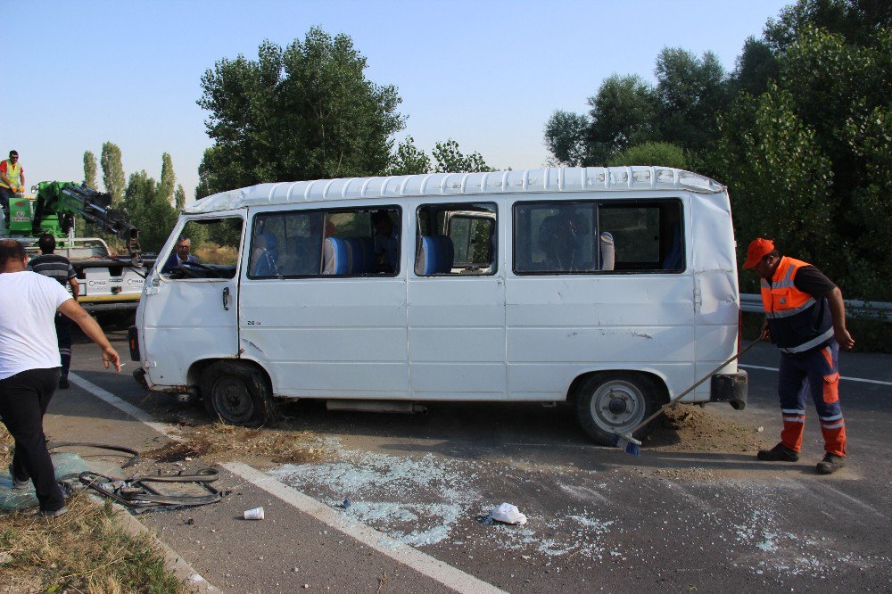 Kütahya’da İşçileri Taşıyan Minibüs Devrildi: 8 Yaralı