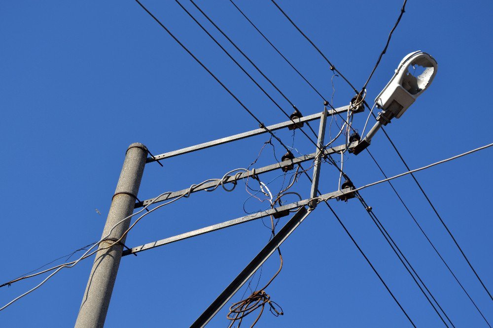 Şehir Magandaları Elektrik Direklerini Hedef Tahtasına Çevirdi