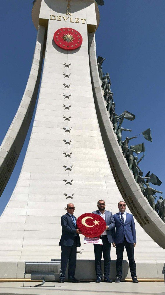 Trabzonspor Yönetim Kurulu Anıtkabir’i Ve 15 Temmuz Şehitler Anıtı’nı Ziyaret Etti