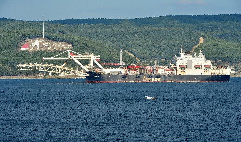 Dev Gemi Çanakkale Boğazı’ndan Geçti