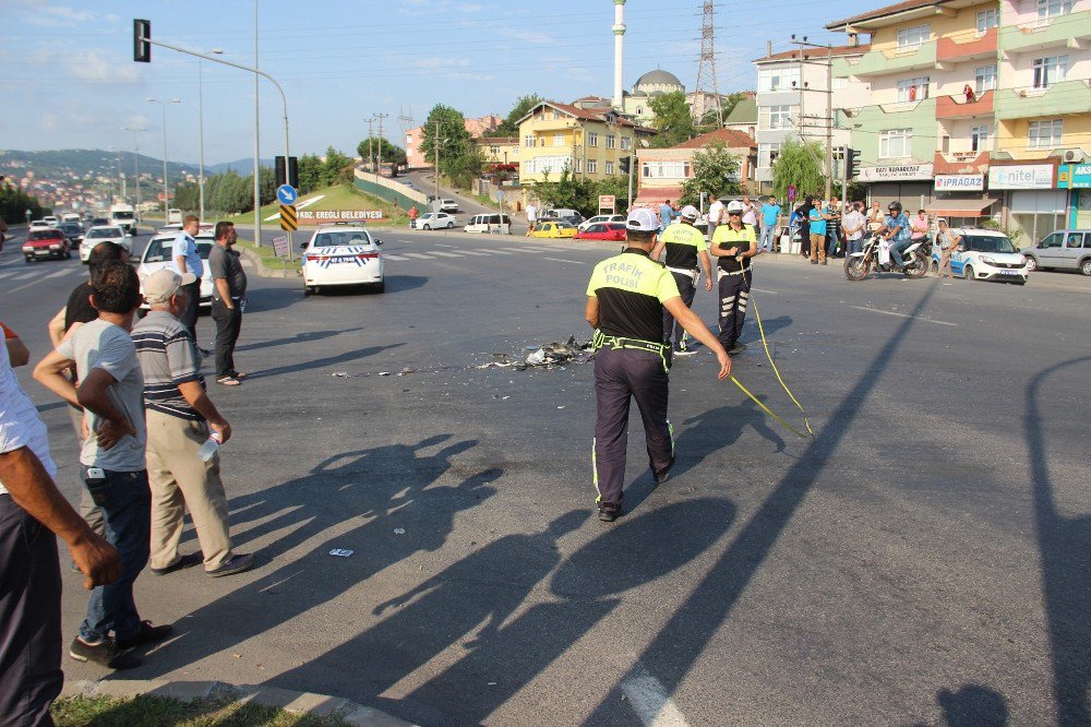 Motosiklet İle Kamyonet Çarpıştı: 2 Yaralı