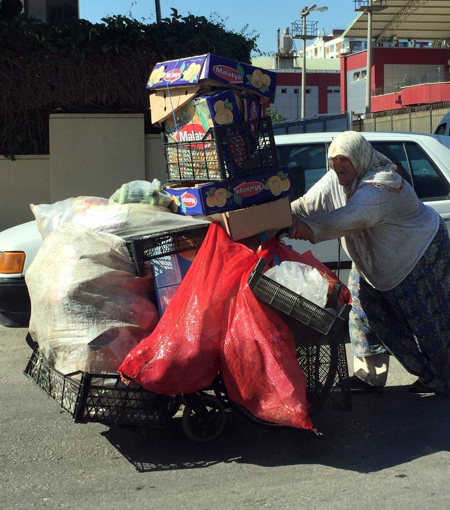 Tekerlekli Sandalyeyle Ekmek Mücadelesi