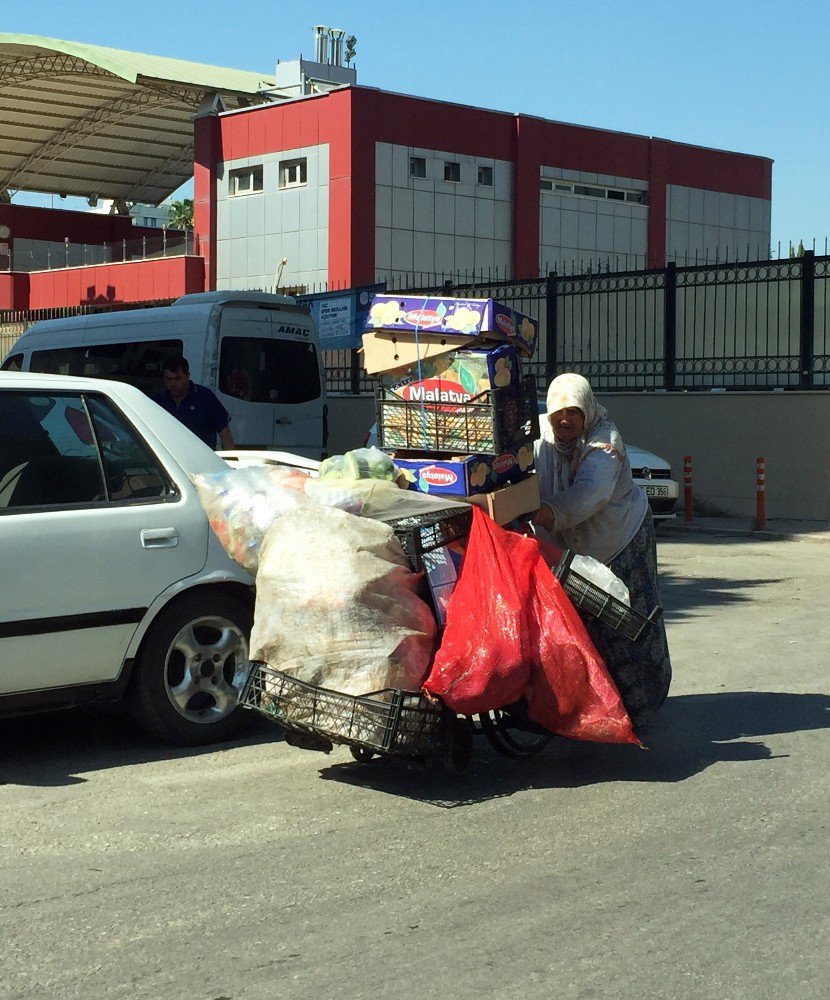 Tekerlekli Sandalyeyle Ekmek Mücadelesi