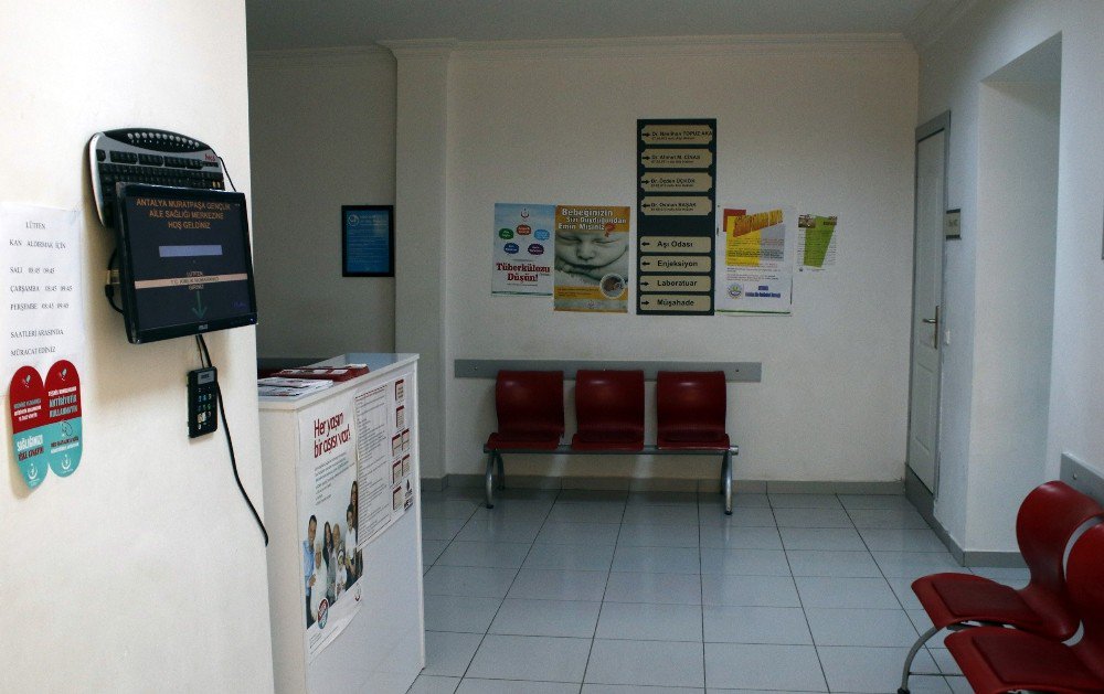 İlaç Yazmayan Doktorun Odasının Kapısını Kırıp Tehdit Ettiler