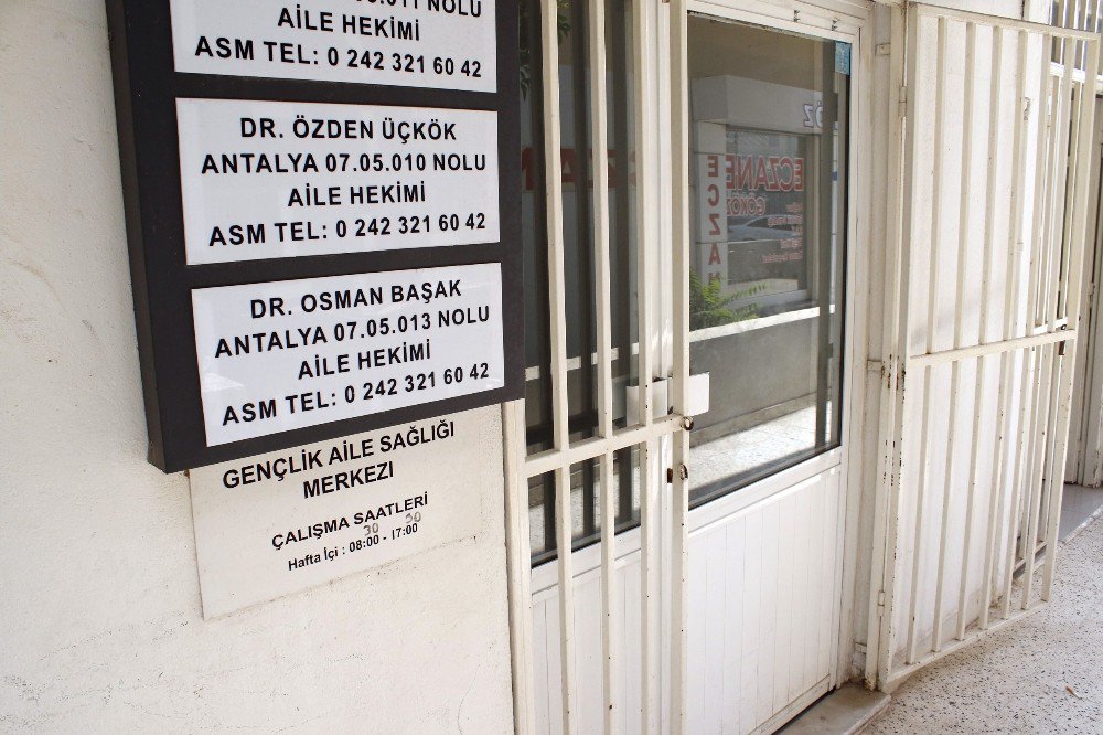 İlaç Yazmayan Doktorun Odasının Kapısını Kırıp Tehdit Ettiler