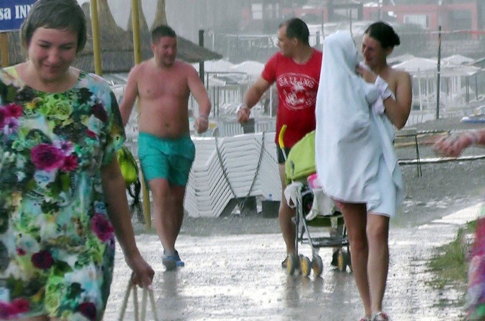 Antalya’da Tatilciler Yağmura Hazırlıksız Yakalandı