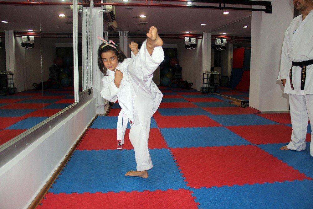 Küçük Kız Ailesini Korumak İçin Karate Öğreniyor