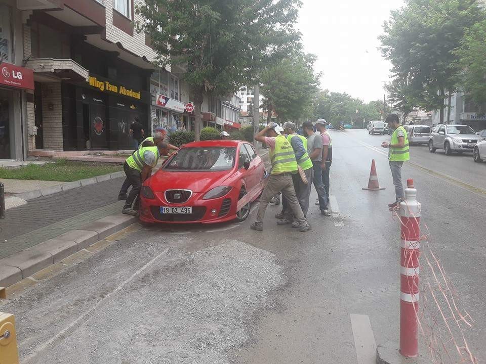 İnternet Çalışması İçin Araçları Halatla Çektiler