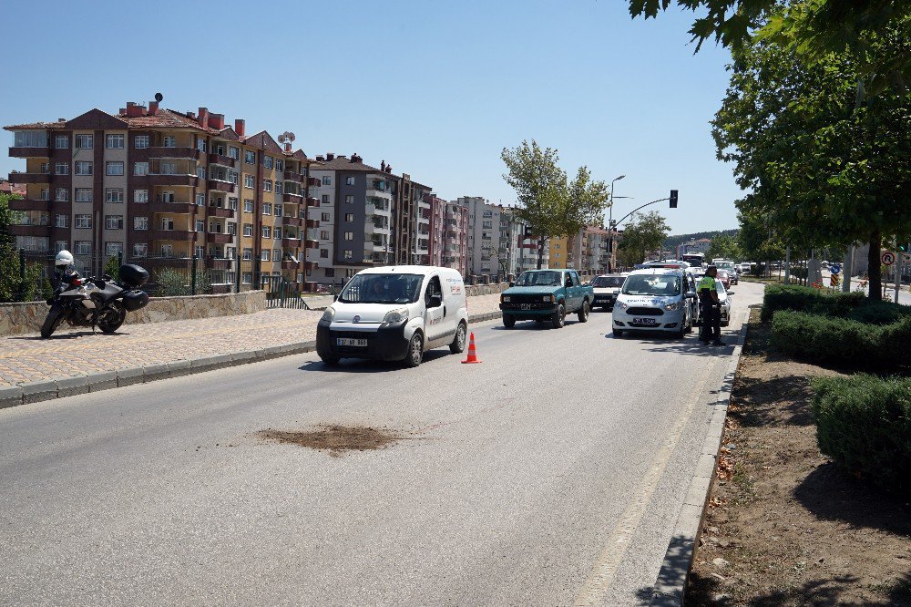 Karşıya Geçmek İsteyen Kadına Otomobil Çarptı: 1 Ölü