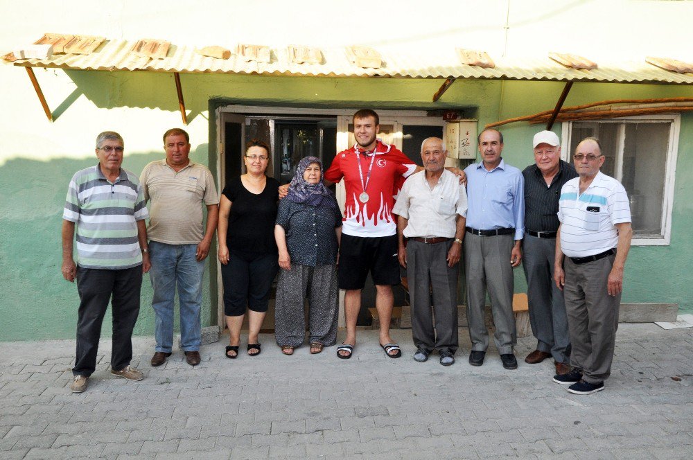 Avrupa 2.’si Ayağının Tozuyla Dedesinin Elini Öptü