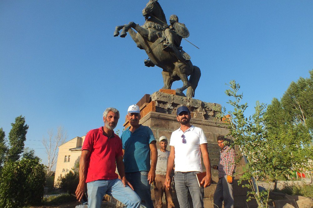 Sultan Alpaslan Anıtı Onarılıyor