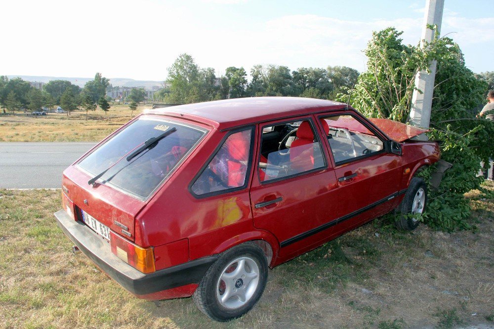 Otomobil Aydınlatma Direğine Çarptı: 4 Yaralı