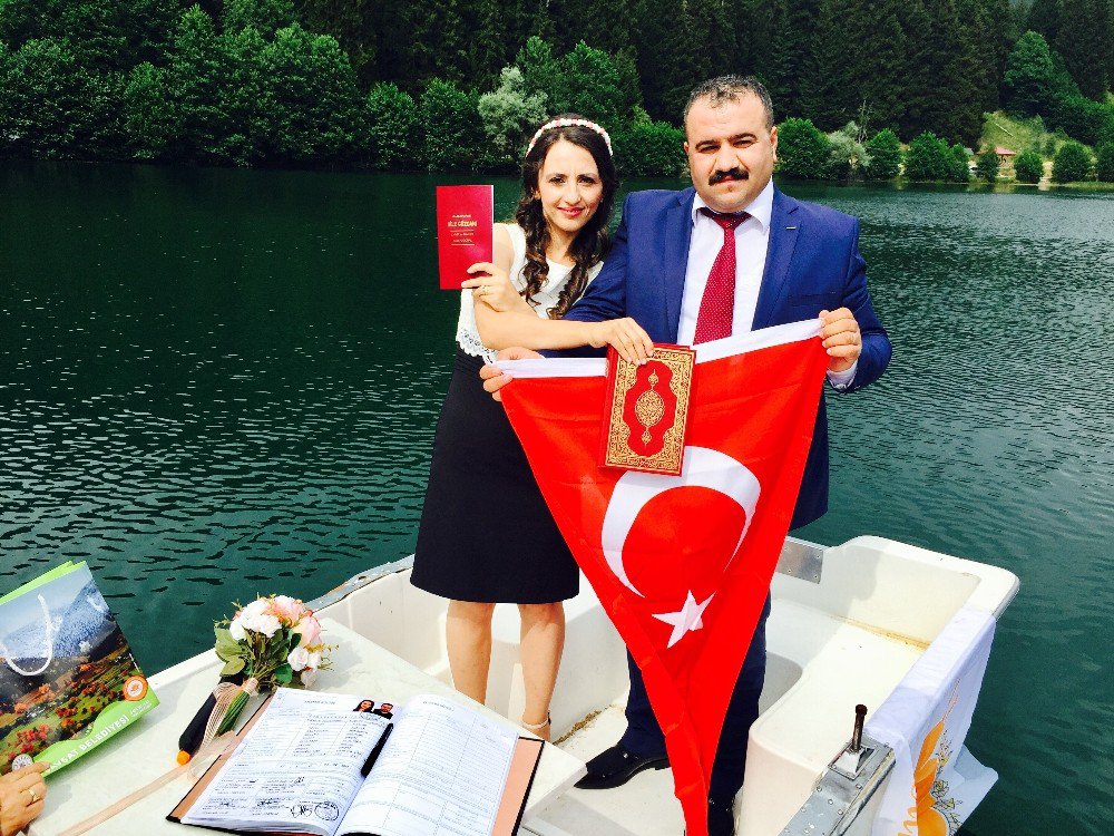 Artvin Şavşatlı Çiftin Nikahı Karagöl’de Sandal İçinde Kıyıldı