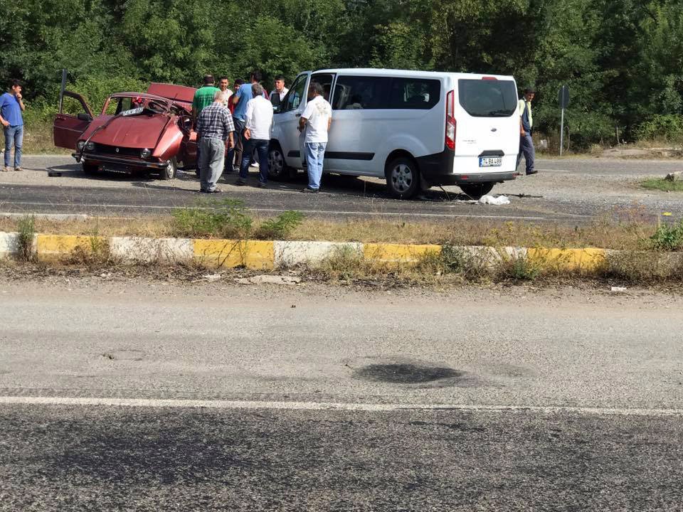 Minibüs İle Otomobil Kafa Kafaya Çarpıştı: 2 Yaralı