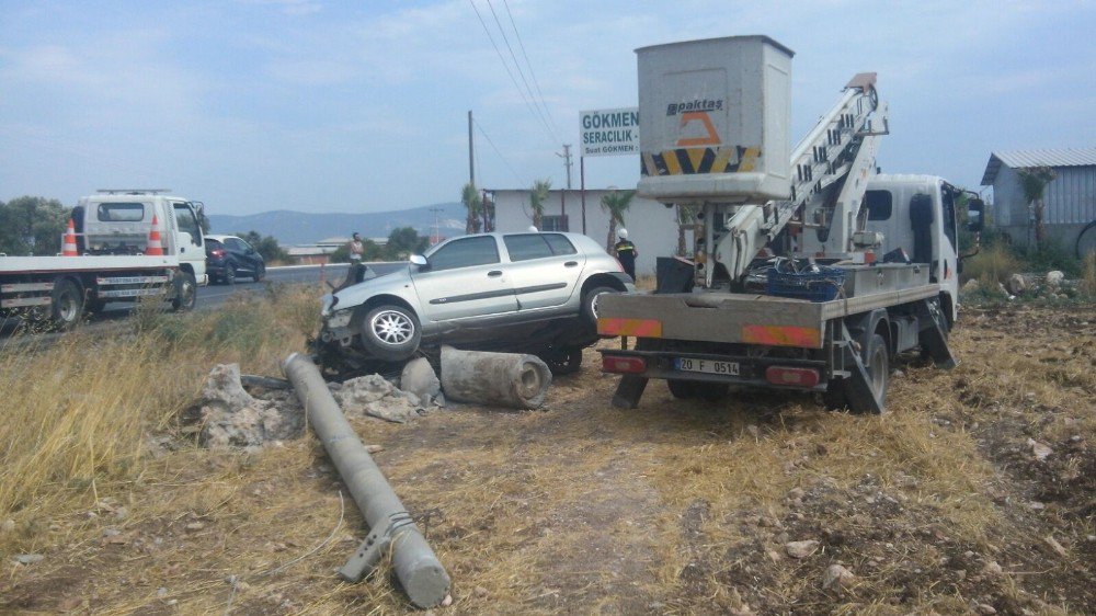 Didim’de Kontrolden Çıkan Otomobil Elektrik Direğine Çarptı: 2 Yaralı