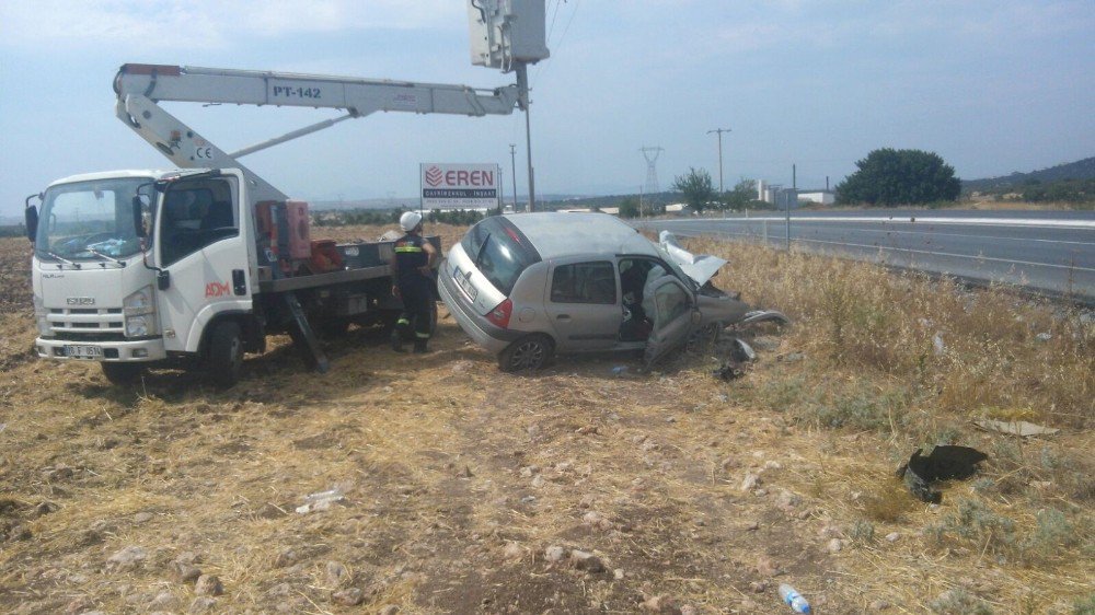 Didim’de Kontrolden Çıkan Otomobil Elektrik Direğine Çarptı: 2 Yaralı