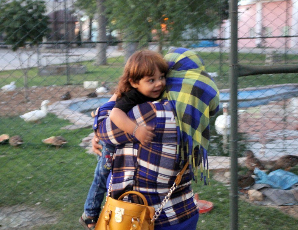 Suriyeli Anne Gözyaşları İçinde Kaybolan Çocuğunu Aradı