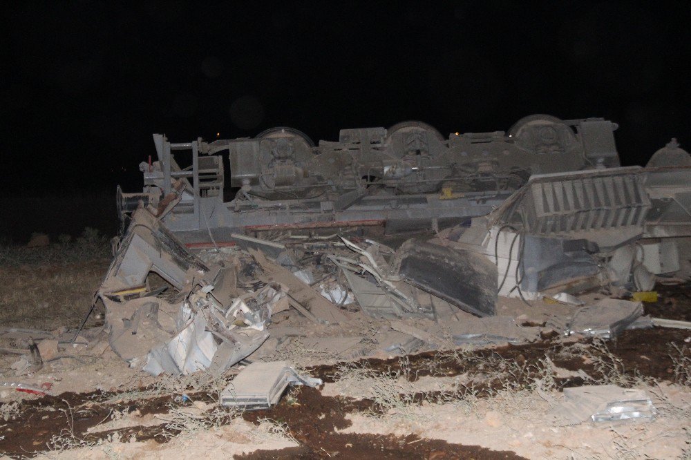 Elazığ’da yük treni devrildi:2 ölü