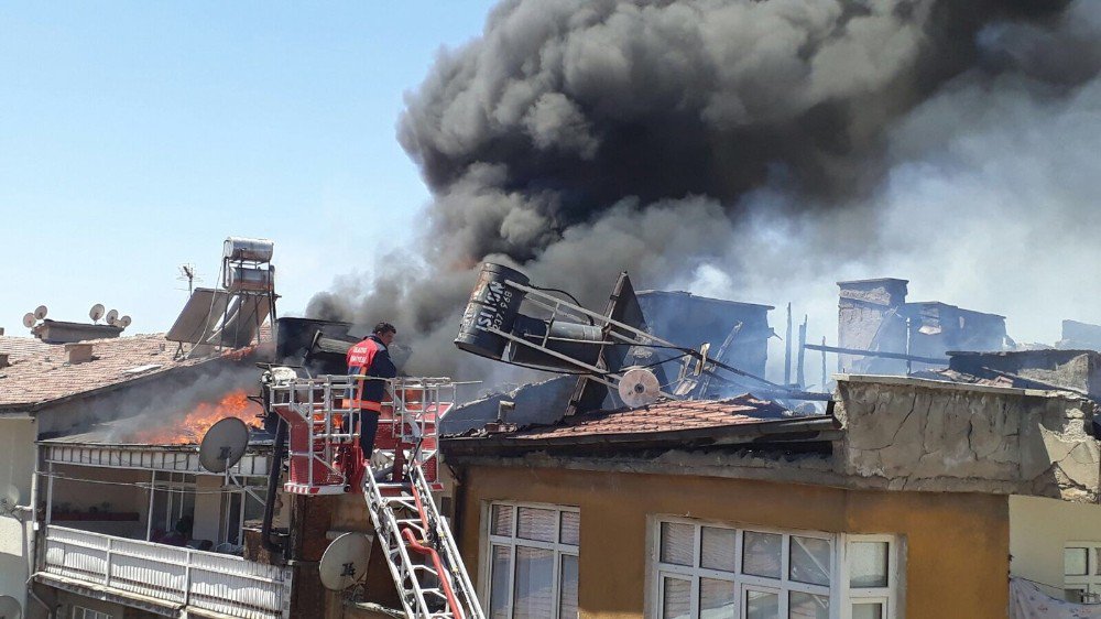 Elazığ’da, Çatılara Sıçrayan Yangını Ekipler Kontrol Altına Almaya Çalışıyor