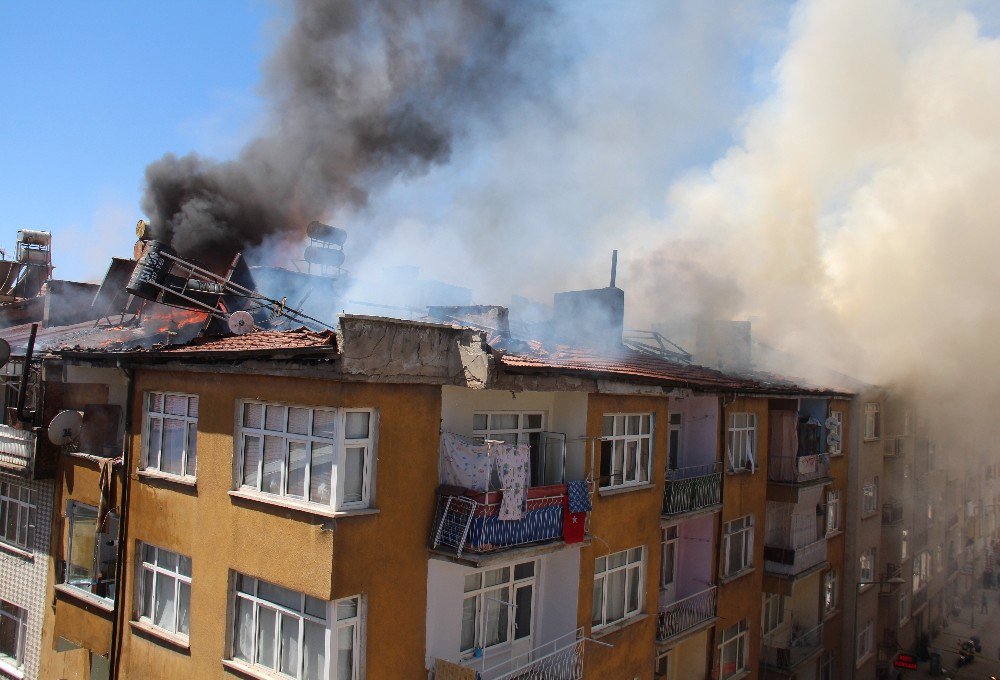 Elazığ’da 4 Binanın Çatısı Yandı