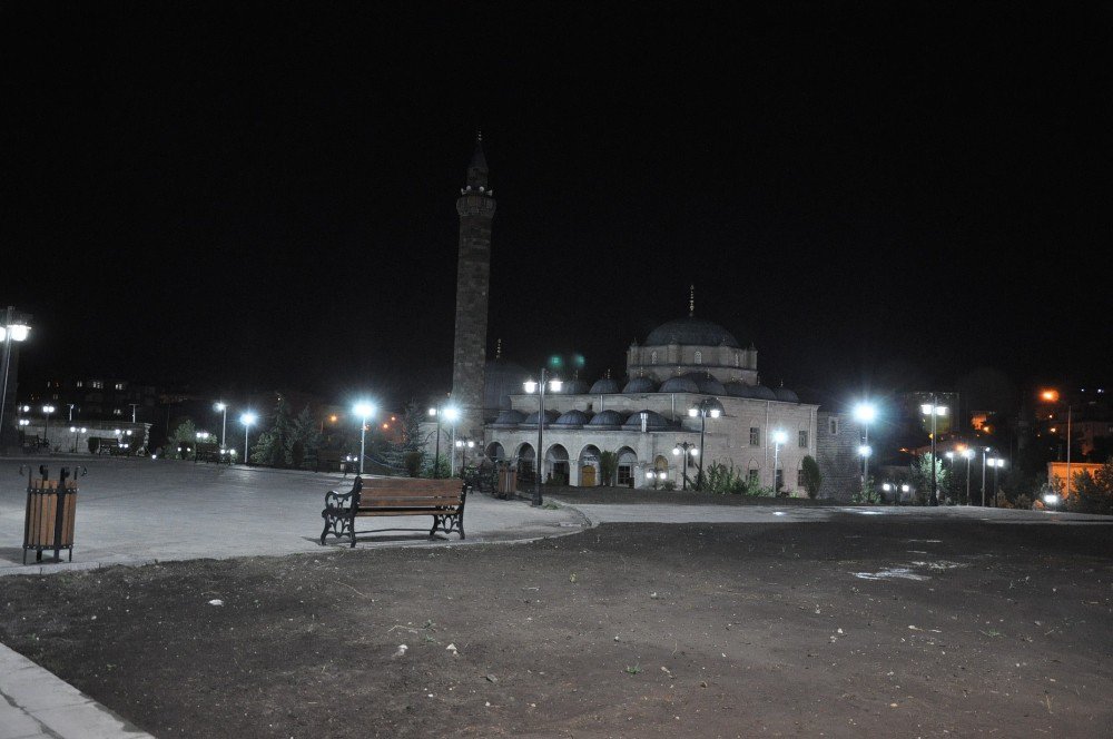 Harakani Türbesi Ve Evliya Cami Işıklandırıldı