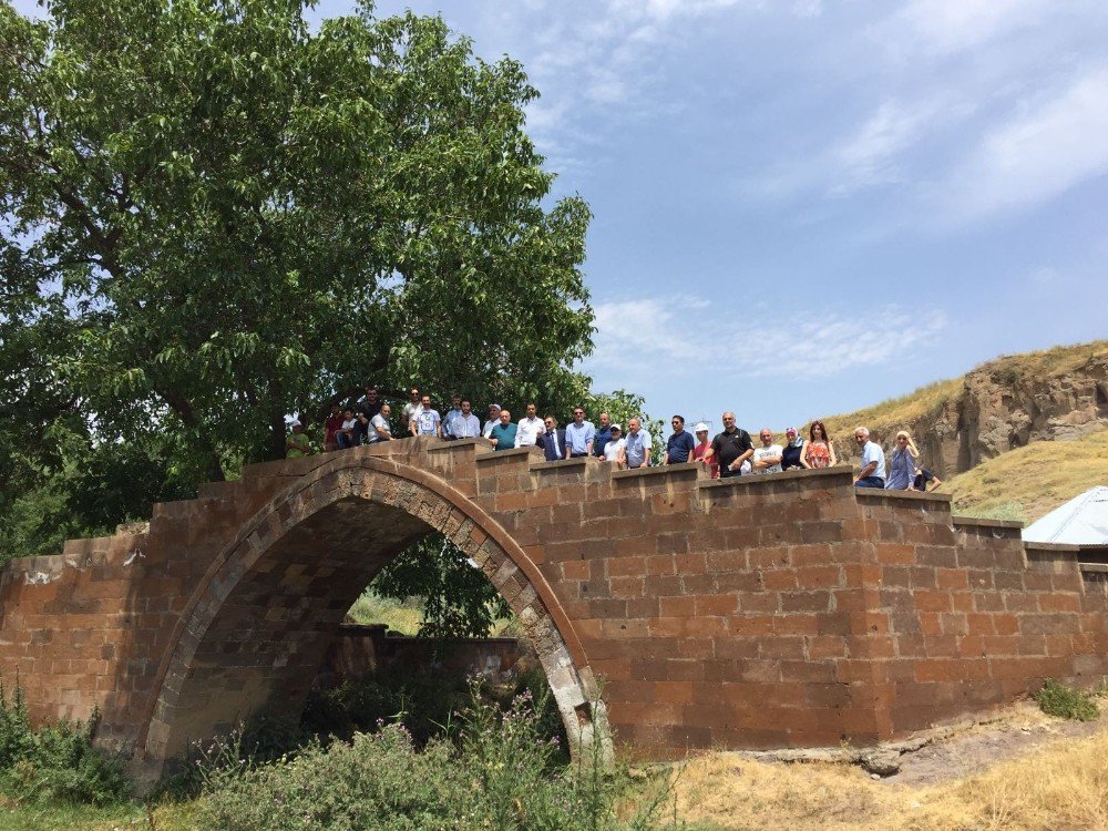 Artvinliler Ahlat’taki Tarihi Mekanları Gezdi