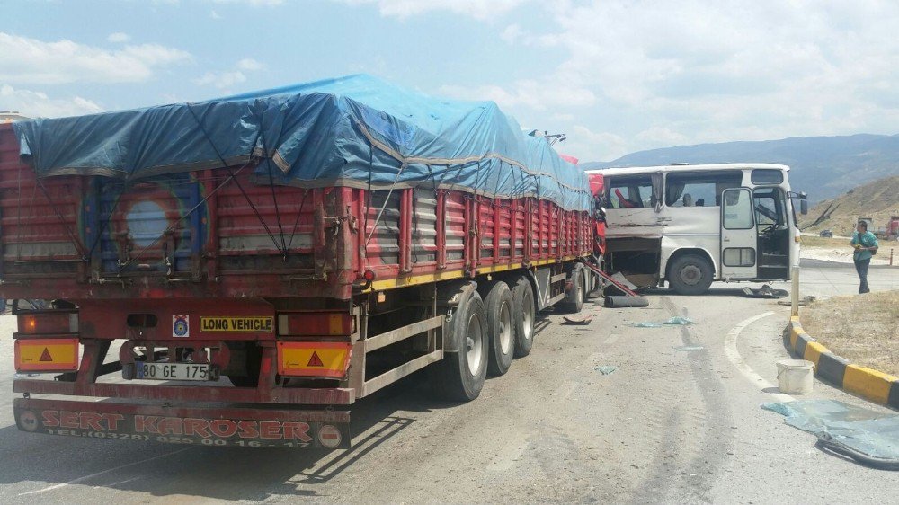 Kastamonu’da Tır İle Otobüs Çarpıştı: 25 Yaralı