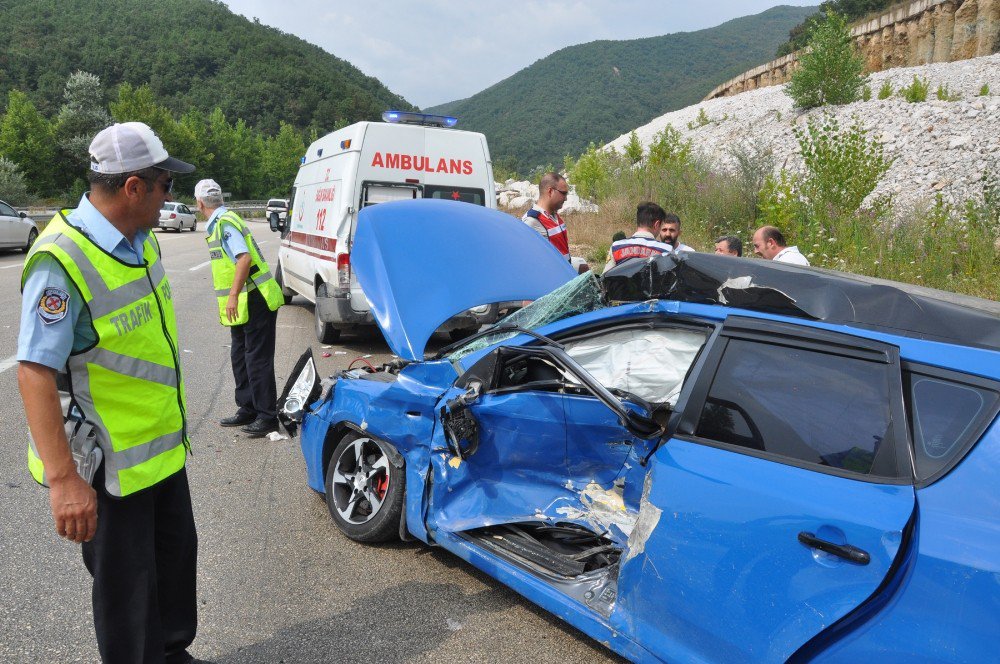 Yaralılara Müdahale Eden Ambulansa Araç Çarptı: 1 Ölü, 8 Yaralı