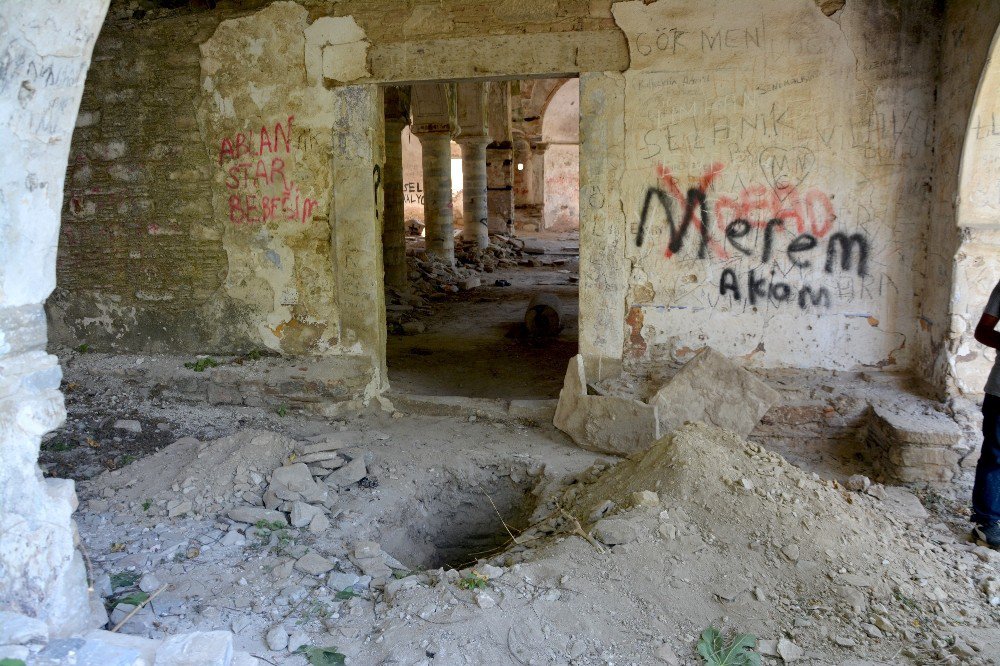 Tarihe Meydan Okuyan Kilise, Definecilerden Çektiğini Kimseden Çekmedi