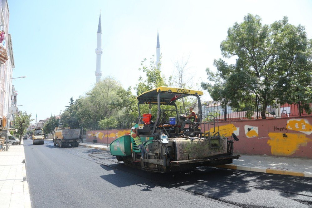 Küçükçekmece’de Asfaltlama Çalışmaları Sürüyor