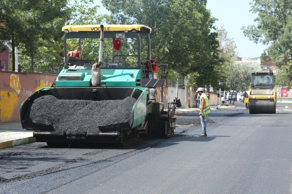 Küçükçekmece’de Asfaltlama Çalışmaları Sürüyor