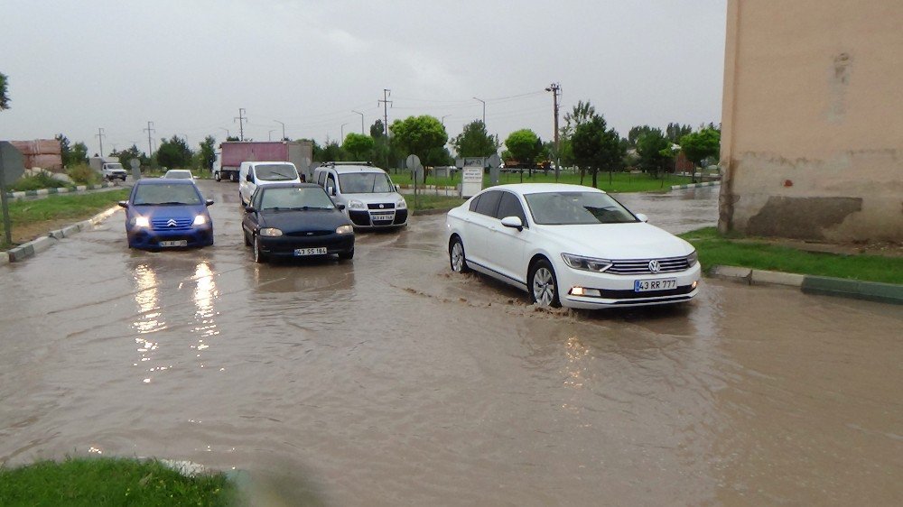 Kütahya’da Yağmur Caddeleri Göle Çevirdi