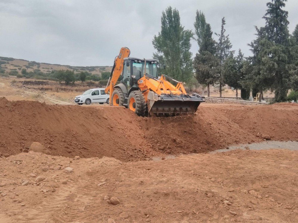 Kula’nın Yeni Mezarlık Alanı Gömüye Hazır Hale Getirildi