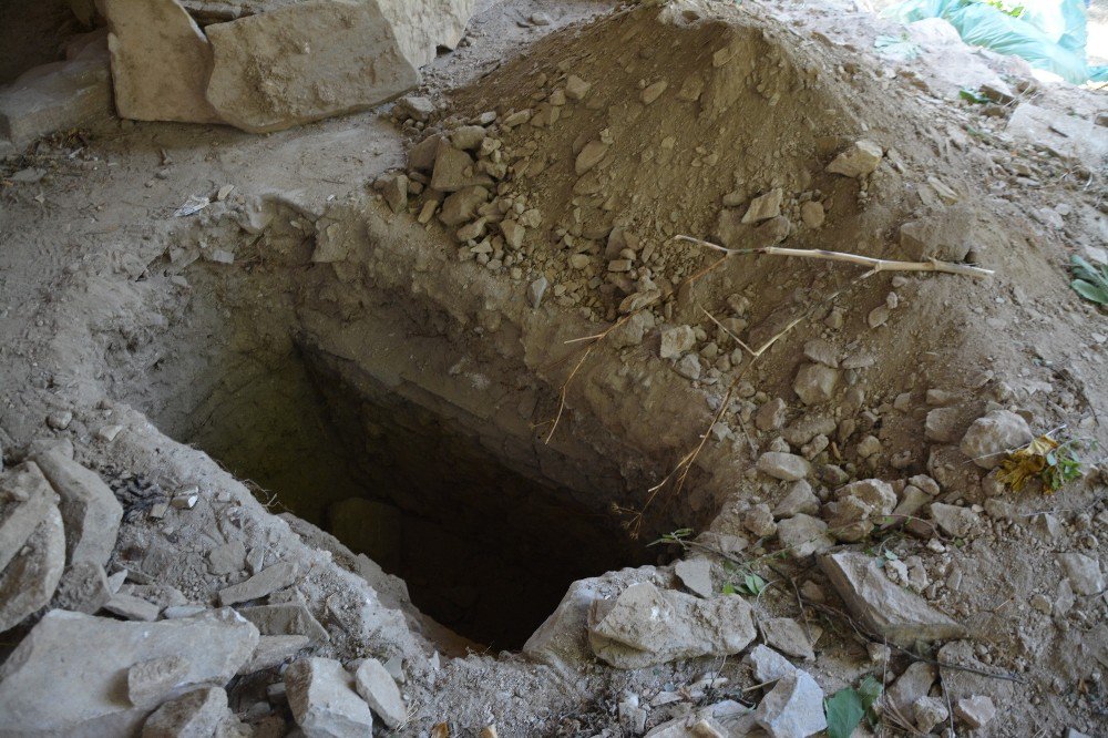 Tarihe Meydan Okuyan Kilise, Definecilerden Çektiğini Kimseden Çekmedi