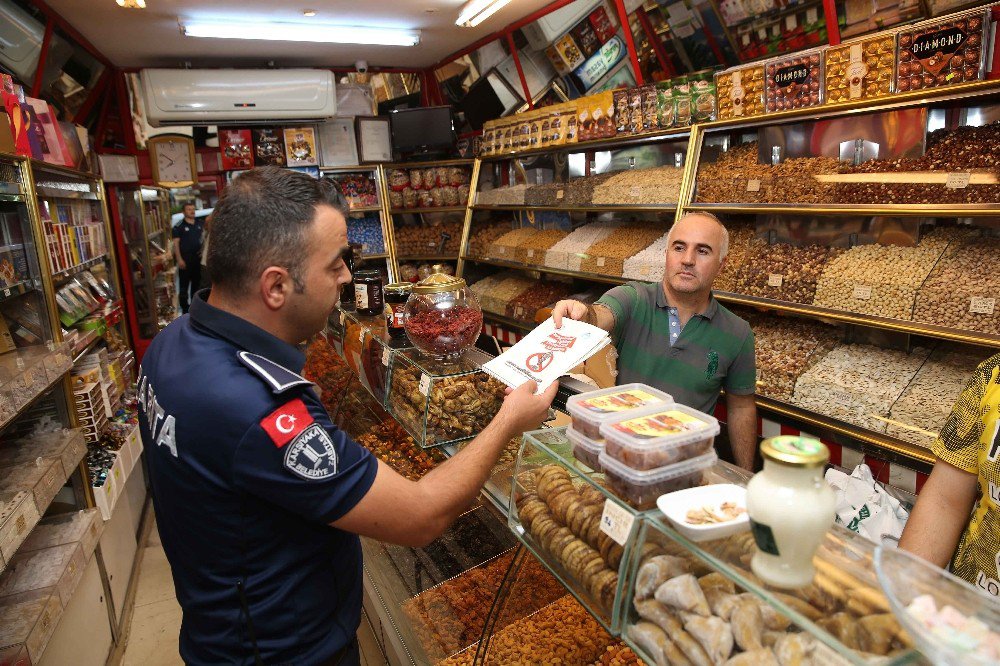 Karşıyaka’da Vatandaşlara Kuruyemiş Atık Keseleri