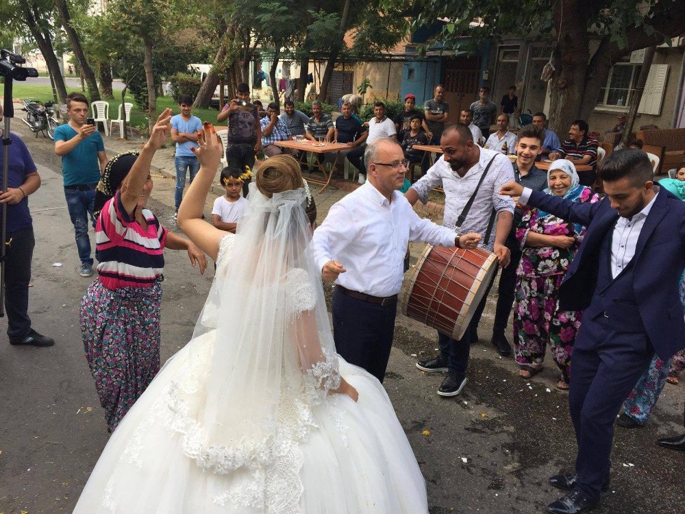 Nikahı Kıyan Başkan, Gelin Ve Damatla Karşılıklı Oynadı