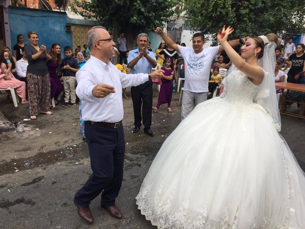 Nikahı Kıyan Başkan, Gelin Ve Damatla Karşılıklı Oynadı