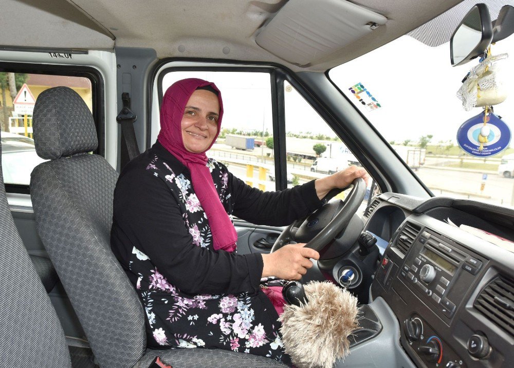 Trabzon’da Ayın Şoförü 18 Yıldır Öğenci Servisi Şoförlüğü Yapan Ayşe Beşir Oldu