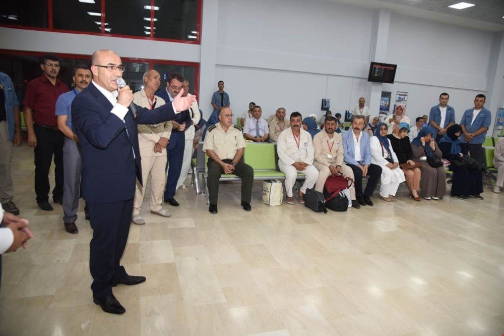 Vali Demirtaş, Kutsal Topraklara Giden Hacı Adaylarını Uğurladı