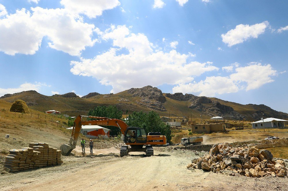 Van Büyükşehir Belediyesinden Yol Yapım Çalışması